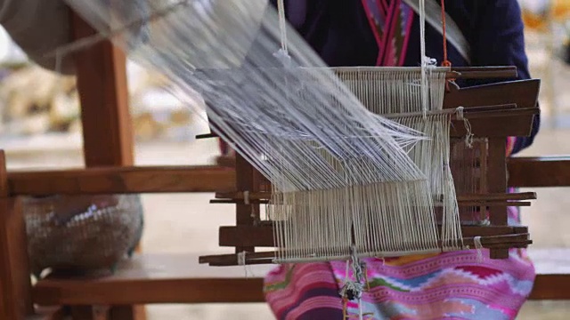 泰国人在织丝织品。视频素材
