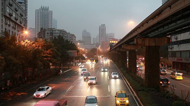 密集的城市交通与公共汽车和高架火车尖峰中国重庆视频下载