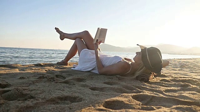 在沙滩上看书的美女视频下载