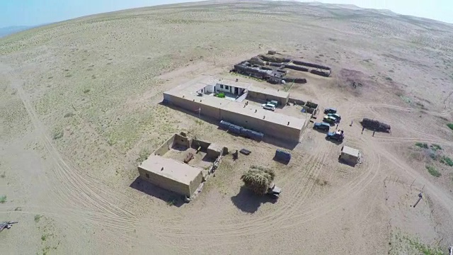 腾格里沙漠牧民家附近游客和汽车的航拍。视频素材