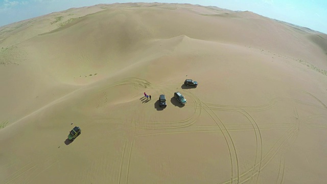 腾格里沙漠汽车的航拍照片。视频素材