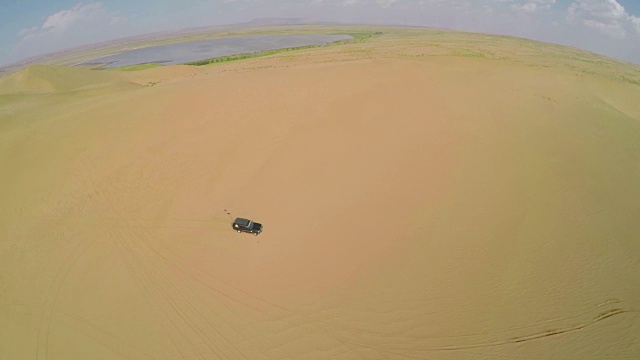 腾格里沙漠汽车的航拍照片。视频素材