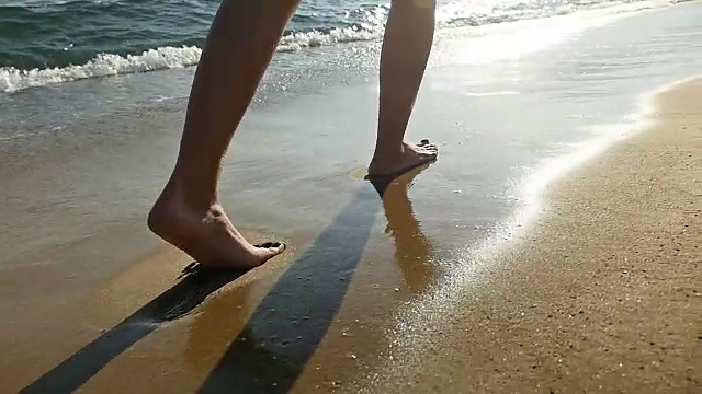 梦幻般的漫步在沙滩上，留下脚印视频下载
