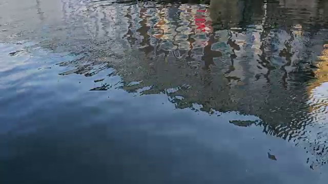4K:城市中心的河流倒影视频素材