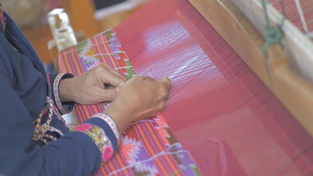泰国人在织丝织品。视频素材