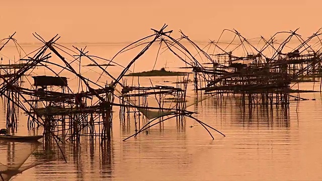 在Pakpra运河，渔民们拿着日出的渔网视频下载