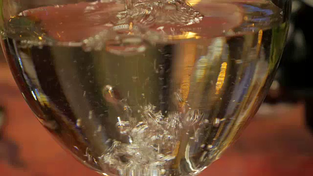 4K:葡萄酒倒在杯子上视频素材