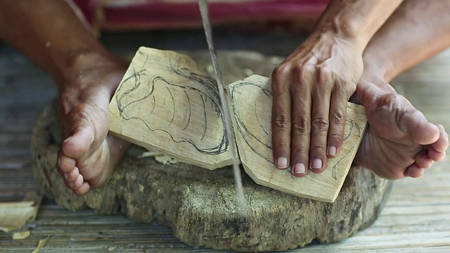 铜潘人像木雕面具/印尼巴厘岛乌布视频素材