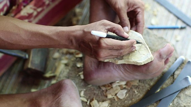 人用木头雕刻成面具，用铅笔做记号/印尼巴厘岛乌布视频素材