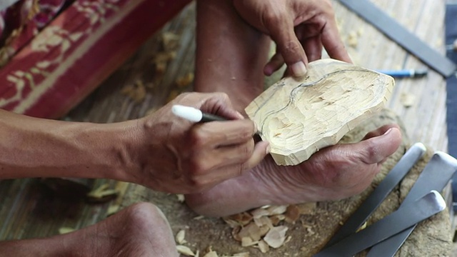 CU拍摄人用木块雕刻成面具，用铅笔标记设计/乌布，巴厘岛，印度尼西亚视频素材