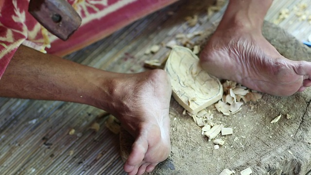 人用木头雕刻成面具/印尼巴厘岛乌布视频素材
