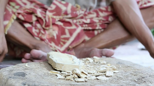 CU R/F人用木头雕刻成面具的照片/印尼巴厘岛乌布视频素材