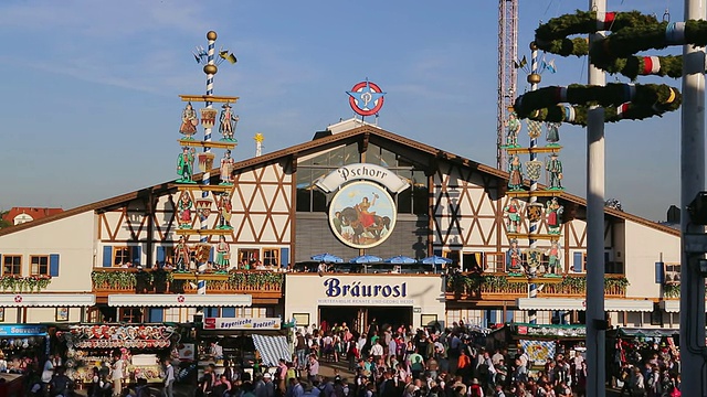 在阳光明媚的日子里，德国巴伐利亚州慕尼黑，人们穿着传统服装在啤酒节上合影视频下载