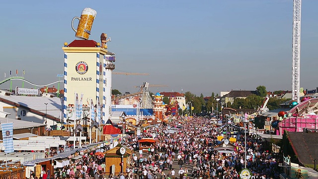 在阳光明媚的日子里，德国巴伐利亚州慕尼黑与人群一起拍摄的啤酒节照片视频下载