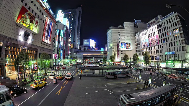 这是日本东京涩谷繁忙的公交车站，霓虹灯闪烁视频素材