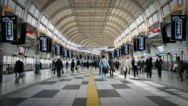 日本东京品川站人流拥挤的大厅视频下载
