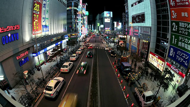 MS T/L HA在日本东京新宿的霓虹灯街道和繁忙的交通和行人视频素材