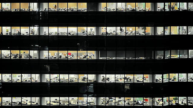 MS T/L在日本东京盐户的多层建筑中，办公室工作人员工作到很晚视频素材