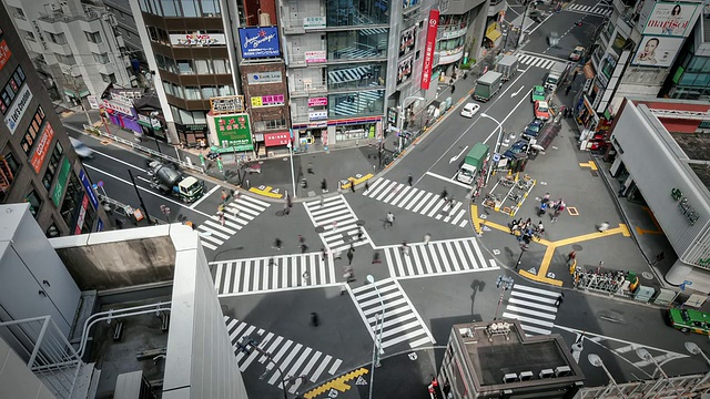 MS T/LA HA拍摄于日本东京代代木繁忙的十字路口和人行横道视频素材