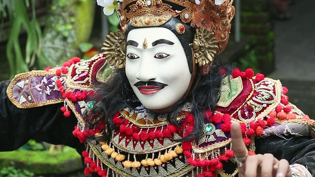一名男子戴着面具在印度尼西亚的巴厘岛乌布表演视频下载