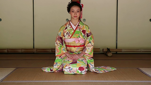 日本女性穿着和服鞠躬，日式坐在榻榻米地板上/山口，山口县，日本视频素材