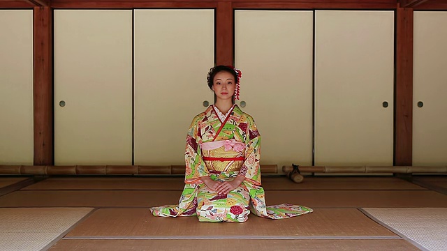 日本妇女与和服鞠躬，日本风格坐在榻榻米地板/山口，山口县，日本视频下载