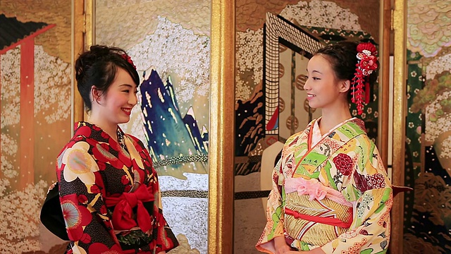 两名身穿和服的日本妇女在日本折叠屏风前微笑/山口，山口县，日本视频素材