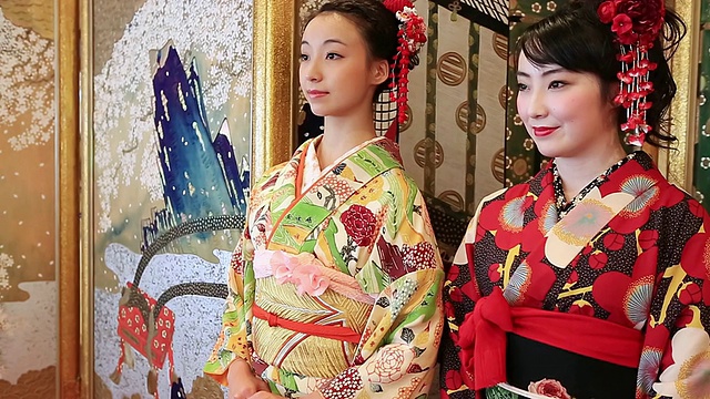 两名身穿和服的日本妇女在日本折叠屏风前微笑/山口，山口县，日本视频素材