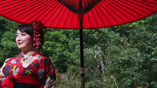 身穿和服的日本妇女站在日本传统花园前的照片/山口县，日本视频素材