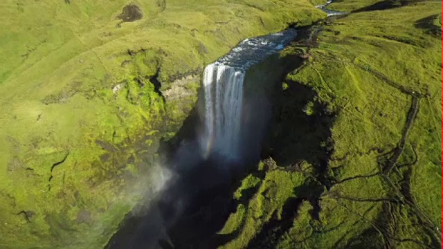 飞越冰岛的Skogafoss瀑布视频素材