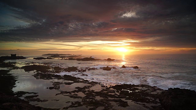伟大的大西洋日落在Essouira，摩洛哥视频素材