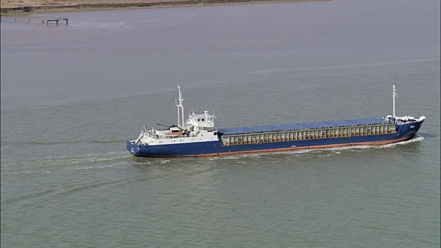 船在泰晤士河附近的米尔顿-下一个格雷夫森德-鸟瞰图-英格兰，瑟罗克，英国视频下载