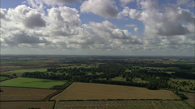 蓝天下的绿色英国景观-鸟瞰图-英格兰，诺福克，金氏林恩和西诺福克区，英国视频下载