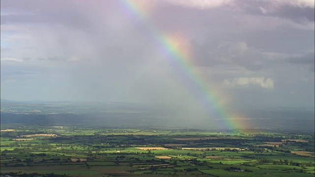 彩虹在科克郡-鸟瞰图-明斯特，科克，爱尔兰视频下载