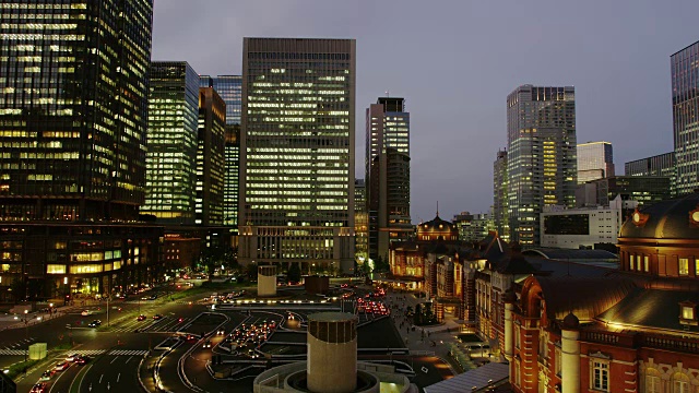 东京车站周围的办公楼夜景视频素材