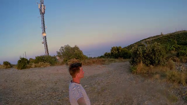 日落时分，一名男子在维斯岛自拍视频素材