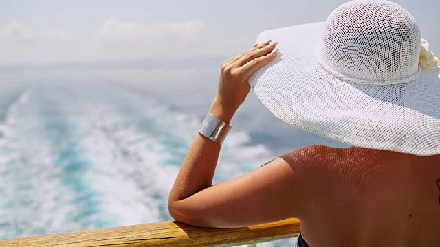 渡船上戴着白色太阳帽的时髦女人视频素材
