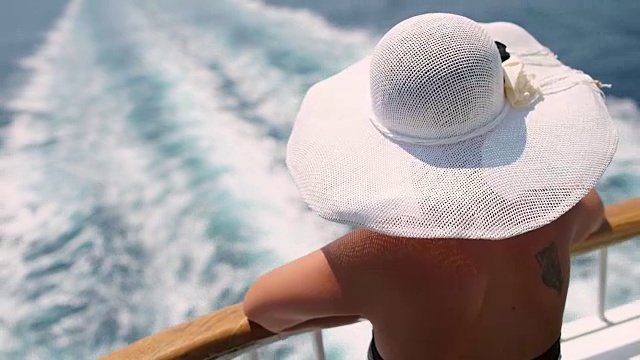 游艇上戴着白色太阳帽的时髦女人视频素材