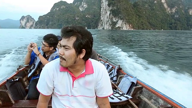 人们用船去Khaosok (Chiewlarn dam)旅游视频素材