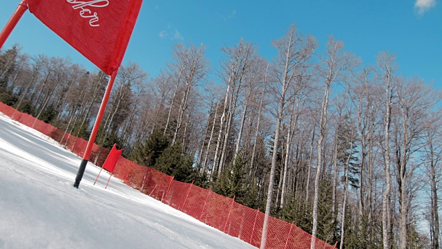 SLO MO滑雪者通过大回转比赛的大门视频素材
