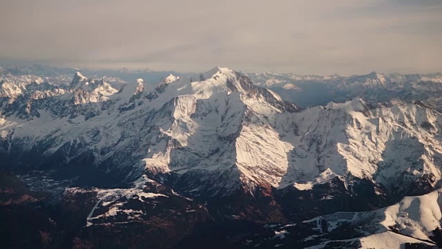 阿尔卑斯山勃朗峰的鸟瞰图视频素材