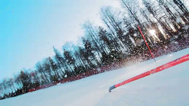 男子滑雪者在回转比赛中通过滑雪杆视频素材