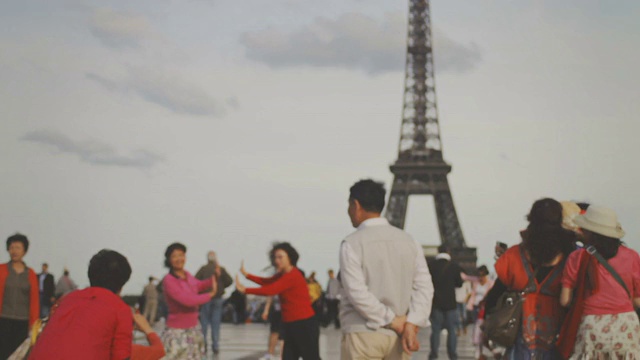 从法国巴黎特罗卡德罗参观埃菲尔铁塔视频素材