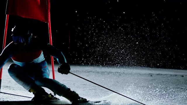 SLO MO滑雪者通过大门在一个晚上的大回转比赛视频素材