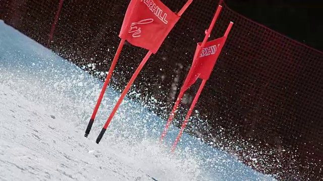 男子滑雪者在大回转比赛中通过大门视频下载