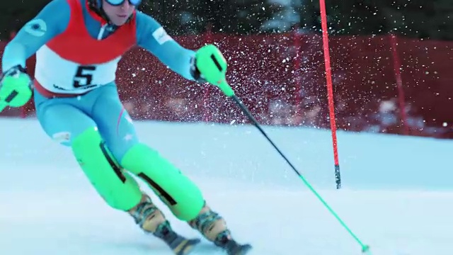 男子滑雪者在一场大回转比赛中通过了滑雪杆视频素材
