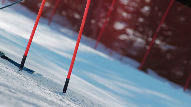 女子滑雪运动员在大回转比赛中通过大门视频素材