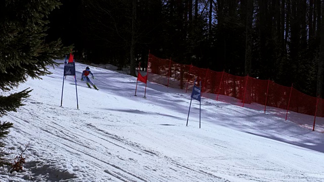 在大回转比赛中竞争的男子高山滑雪运动员视频素材