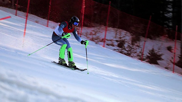 SLO MO男子滑雪者通过大门在回转比赛视频素材