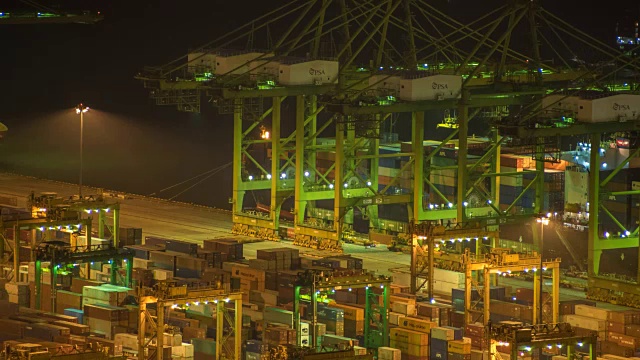 亚洲港口的集装箱船视频素材